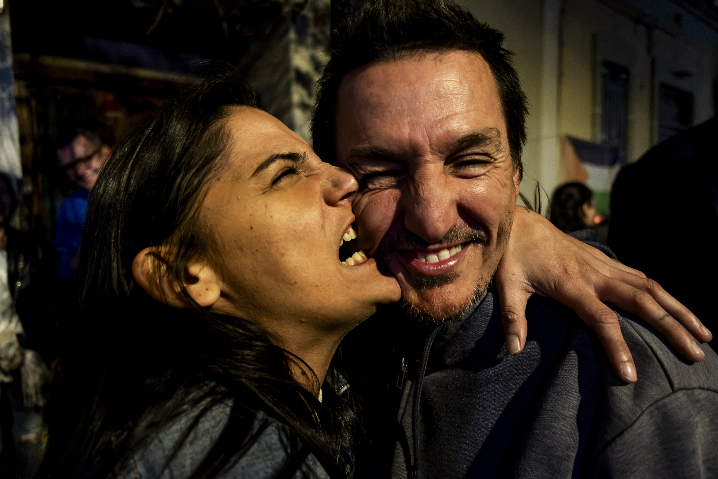 Jenny i Bicicleto, dos usuaris habituals de Date una Huerta, durant la festa de celebració dels deu anys d’aquest espai comunitari autogestionat al barri de la Prosperitat, Barcelona.