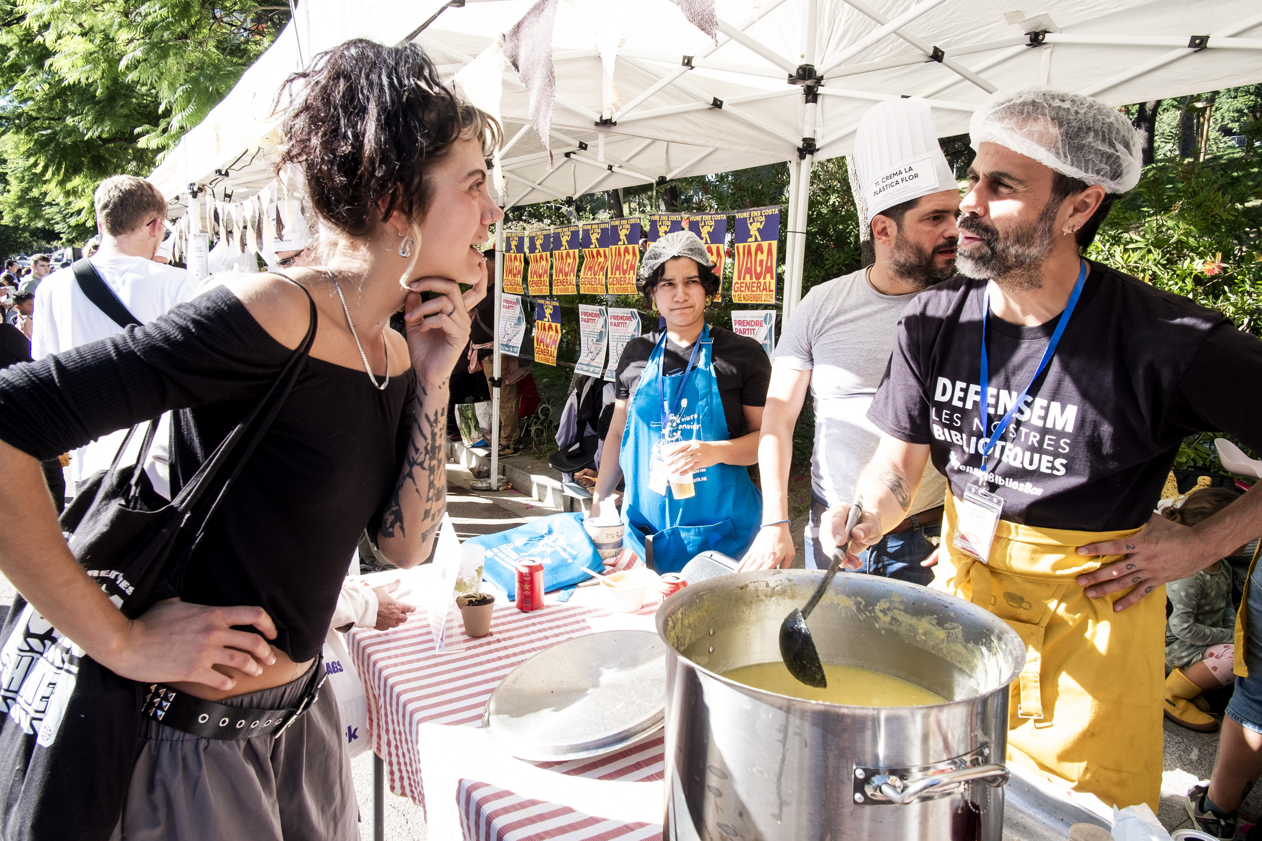 Repartiment de les sopes preparades pels participants durant el 21è Festival de Sopes del Món Mundial de Nou Barris, celebrat al barri de Canyelles el 25 d’octubre de 2026.
